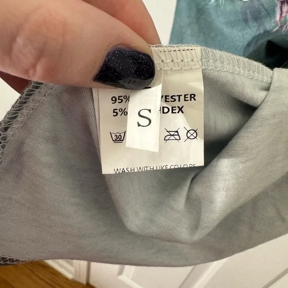 ⭐️Lot of 4 t-shirts in size S - Picture 9 of 9